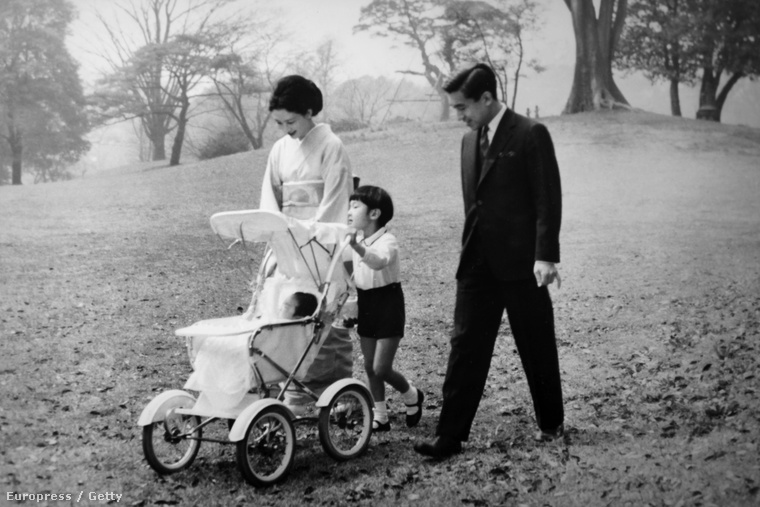A japán Akihito hercegnek épp 1966-ban született a kisebbik fia.