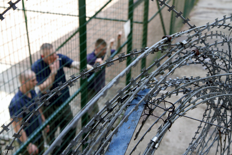 Fogvatartottak a Borsod-Abaúj-Zemplén Megyei Büntetés-végrehajtási Intézet udvarán Miskolcon 2013. július 30-án.