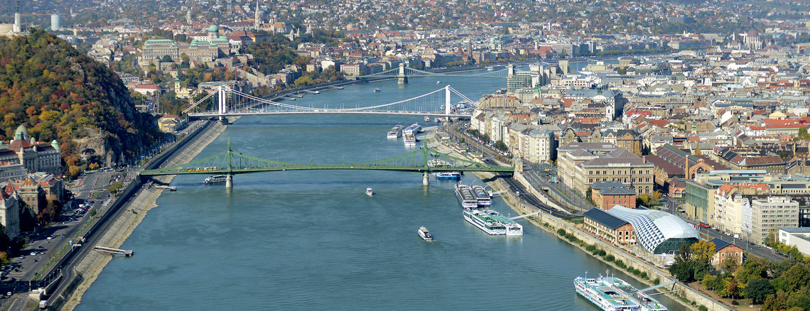 9534 Budapesten az oszi Duna es hidjai