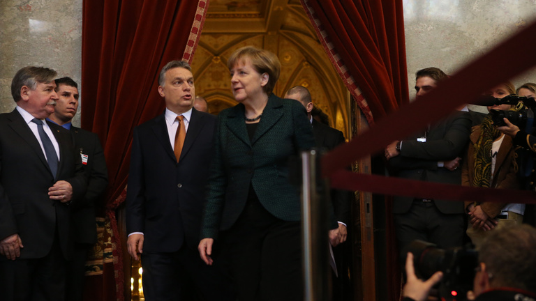 Merkel bevállalta a konfliktust Orbánnal