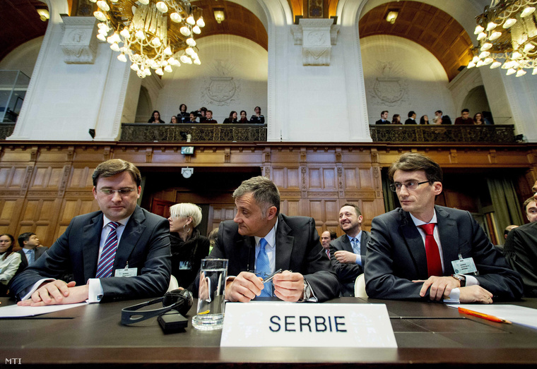 A szerb küldöttség tagjai: Nikola Selkovic igazságügyi miniszter, Petar Vico nagykövet és Sasa Obradovic, a szerb jogászi csoport vezetője (b-j) a hágai Békepalota Igazságügyi Nagytermében 2015. február 3-án.