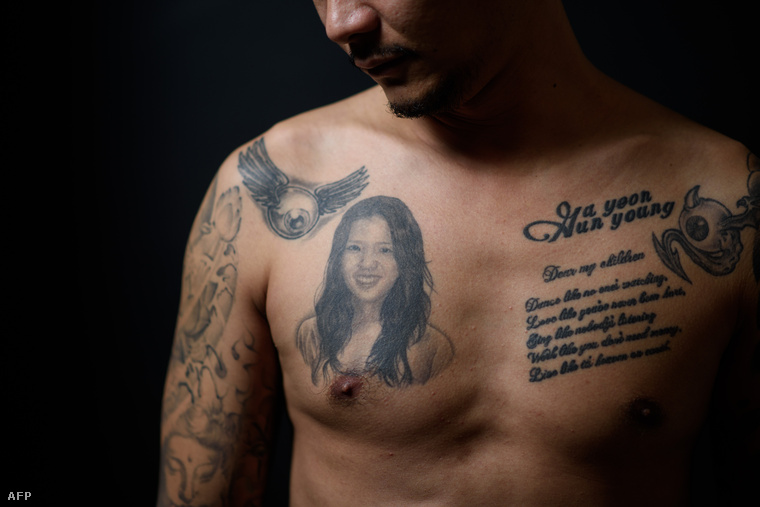 Dél-koreai férfi mutatja tetoválásait