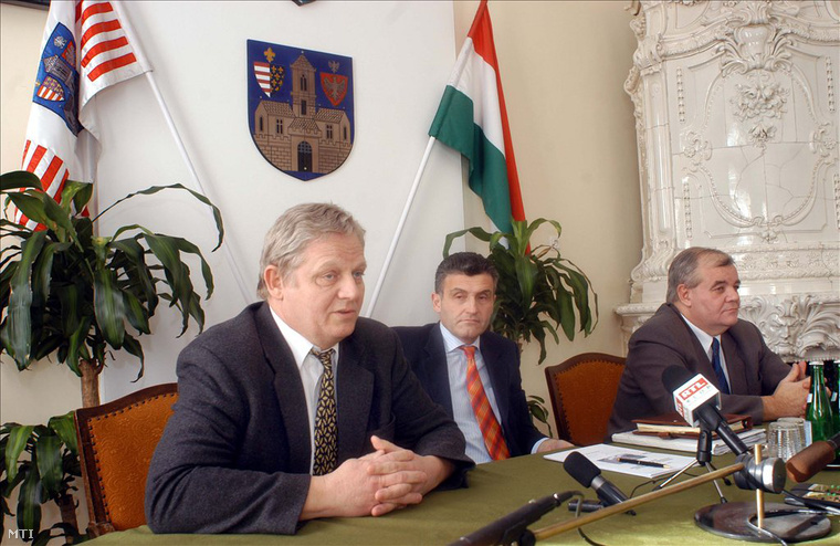 Tarlós István, Óbuda polgármestere, Pető György, a III. kerület polgármester-helyettese és Vajda Pál főpolgármester-helyettes tart sajtótájékoztatót az óbudai Városházán, 2006. január 24-én.