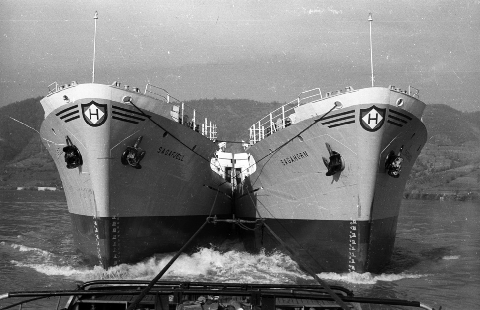 Magyar gyártású norvég hajókat vontatnak a tengerre az Al-Dunán. Az Angyalföldön épített hajókat a SOPRON húzza a Fekete-tenger felé a dobrudzsai csatornán, de ekkoriban komoly magyar tengerhajózás is volt. A hatvanas években elhatározták a Mahart tengeri felfejlesztését, a Bécsig is fölúszó folyami-tengeri hajók után nagy óceánjáróink is lettek. A csúcsévekben 21 tengerjárón lengett magyar lobogó.