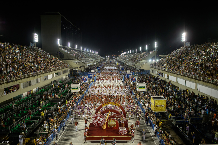 Ez itt még mindig csak a riói karnevál próbája, és igen, tényleg ekkora volt a tömeg