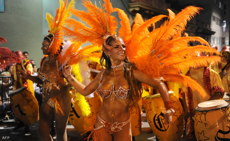 Itt a farsangi időszak, sok országban ilyenkor karneválokat tartanak, a legtöbb helyen pedig lengén öltözött nők riszálják magukat boldogan, hogy mások is boldogok legyenek.