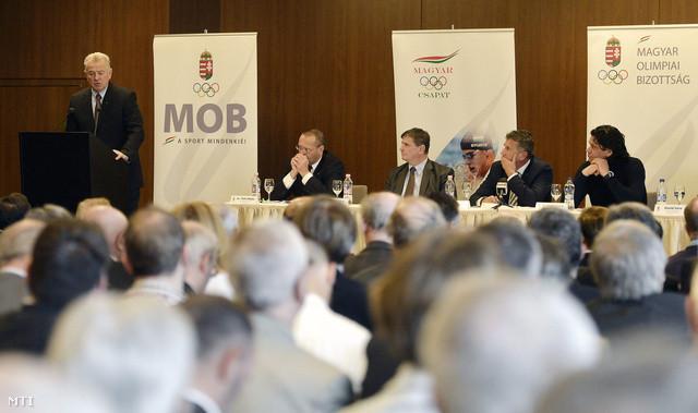 Schmitt Pál a Nemzetközi Olimpiai Bizottság (NOB) tagja (b) beszél mellette Tóth Miklós (b2) és Magyar Zoltán (b3) a Magyar Olimpiai Bizottság (MOB) alelnöke Szabó Bence a MOB főtitkára (j2) és Deutsch Tamás a MOB alelnöke (j) a MOB közgyűlésén.