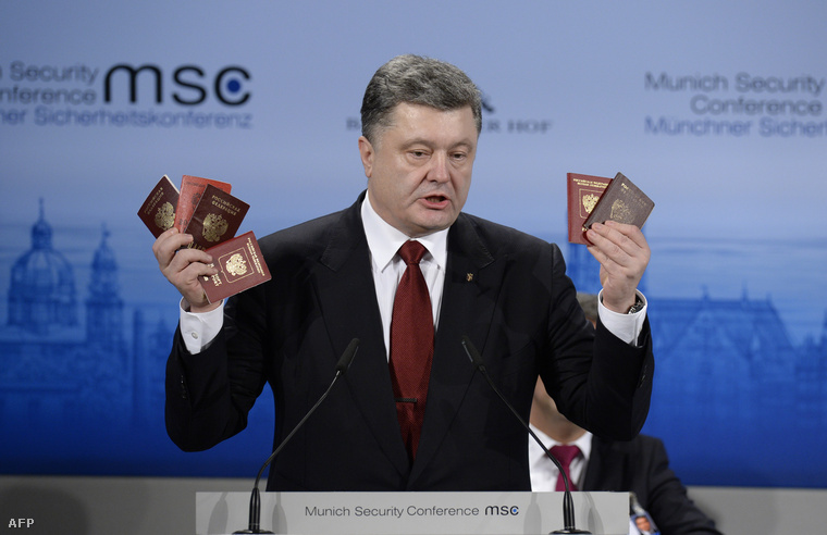Porosenko oroszpárti fegyveresektől elkobzott orosz útleveleket mutat a sajtónak egy nemzetközi konferencián, Münchenben.