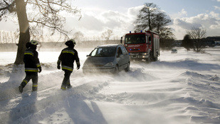 Autók akadtak el a dunántúli hófúvásban