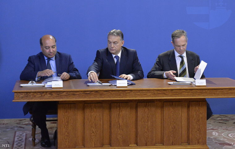 Orbán Viktor miniszterelnök (k) Suma Chakrabarti az Európai Újjáépítési és Fejlesztési Bank (EBRD) elnöke (b) és Andreas Treichl az osztrák Erste Group Bank AG vezérigazgatója (j) megállapodást ír alá az Országházban