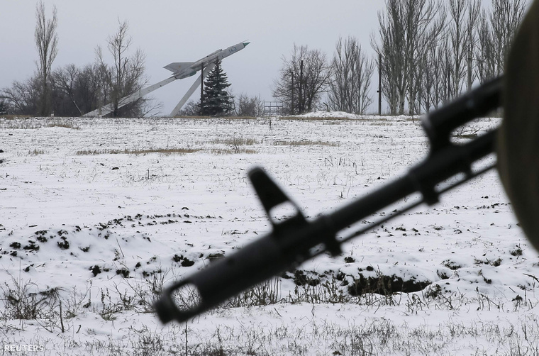 Oroszpárti katona fegyvere látszik a szeparatisták által a múlt héten elfoglalt Vuhlehirszk kisváros határában