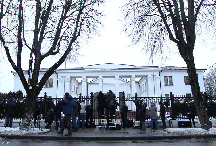 Újságírók várakoznak az elnöki palota bejáratánál Minszkben