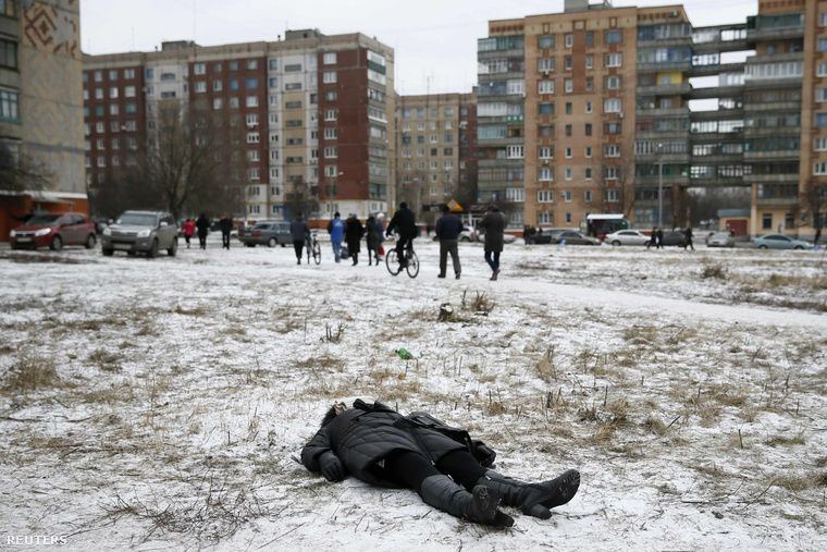 Holttest hever a földön egy kramatorszki játszótéren (február 10.)