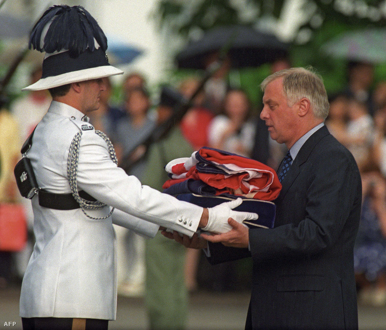 Chris Patten, Hongkong 28. és egyben utolsó kormányzója átveszi a Union Jack-et - az Egyesült Királyság zászlaját - a sziget 1997-es átadásakor