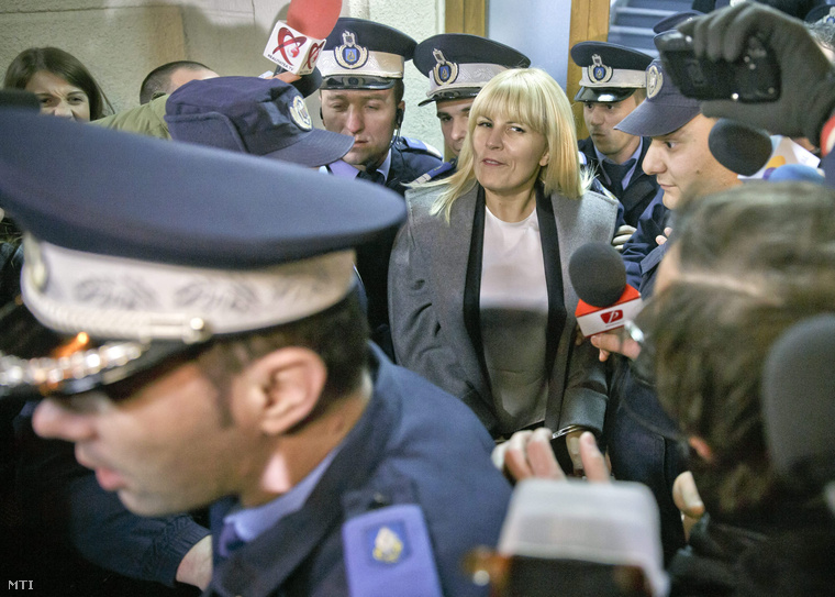 Elena Udrea volt román regionális fejlesztési és turisztikai miniszter (k) érkezik a bukaresti korrupcióellenes ügyészségre 2015. február 10-én.