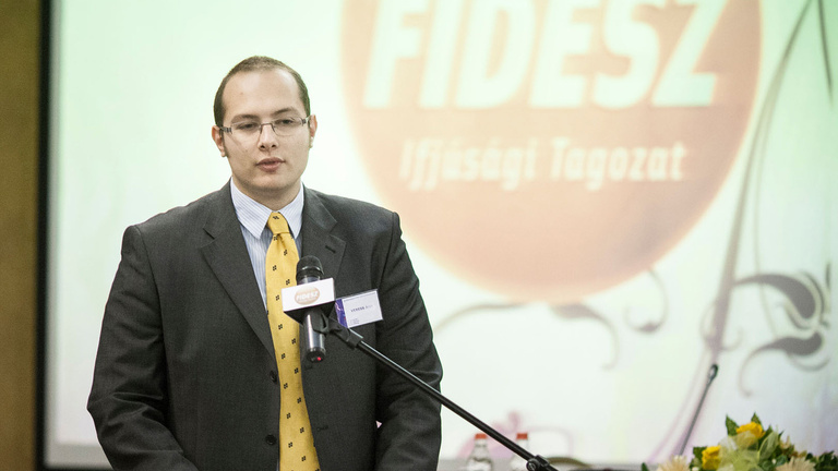 Kilencmilliónyi hamis százeurós volt a Fidesz ifjúsági tagozatának elnökénél