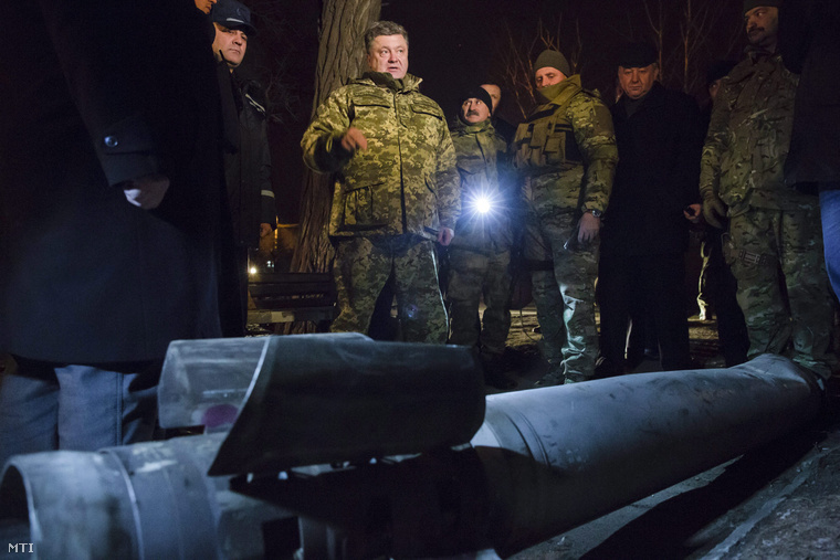 Petro Porosenko ukrán elnök (k) látogatást tesz a Donyeck megye északi részén ukrán ellenőrzés alatt álló Kramatorszk városában történt rakétatámadás helyszínén február 10-én éjjel.