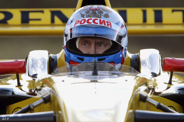 2010. november 7. A Renault csapat forma-1-es autóját vezeti egy Moszkvához közeli versenypályán. 