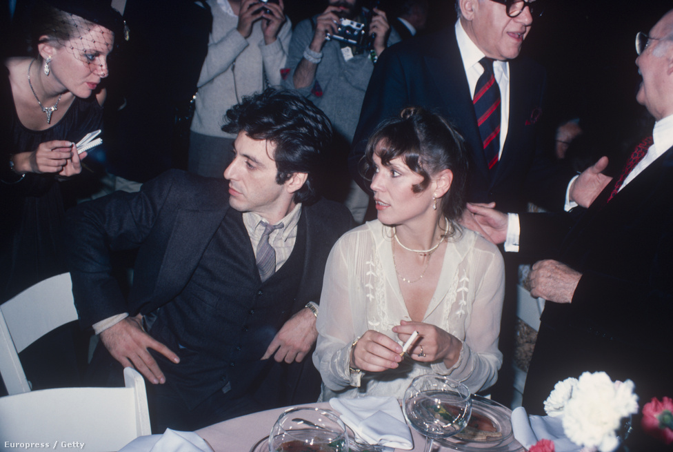 Al Pacino, mellette pedig Marthe Keller svájci színésznő egy ismeretlen szórakozóhelyen. A Bobby Deerfield című autóversenyzős film forgatásán jöttek össze, rövid ideig együtt is voltak. Keller azóta sokkal kevesebbet játszik, színházi darabokat és operát rendez.