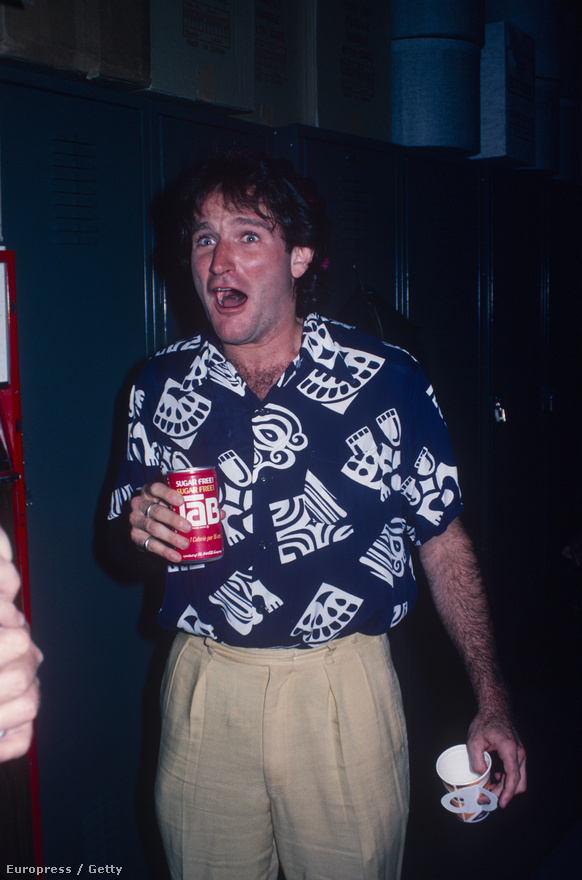 Robin Williams vagány ingben, dobozos sörrel és egy papírpohárral