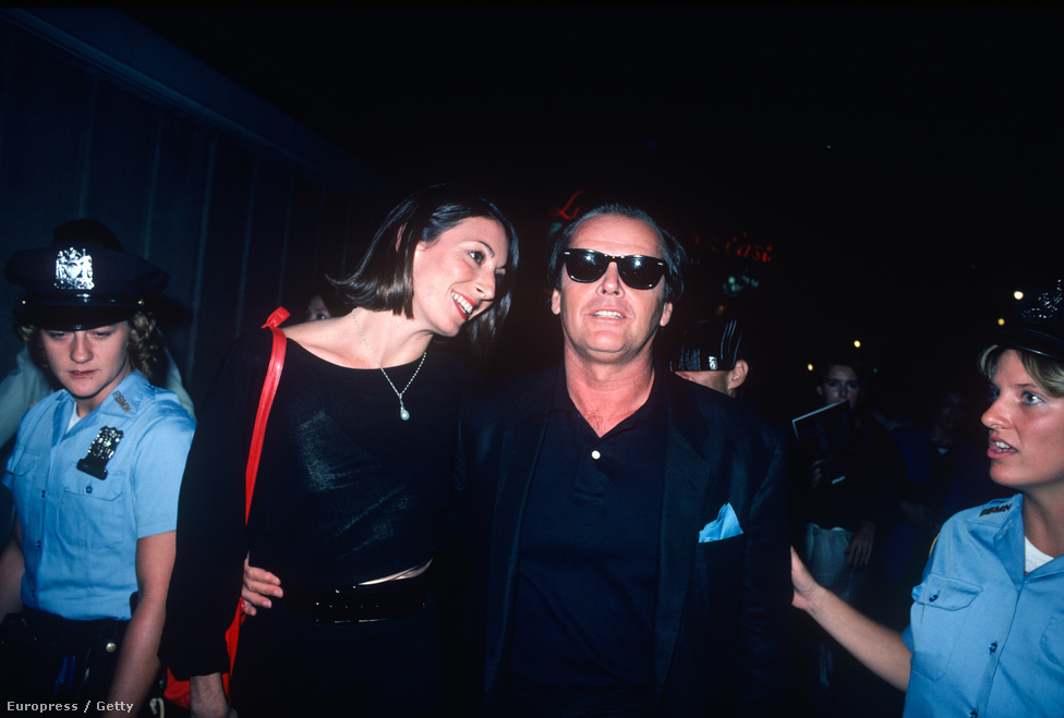 Jack Nicholson és Anjelica Huston valami rejtélyes oknál fogva rendőrnőkkel körülvéve.