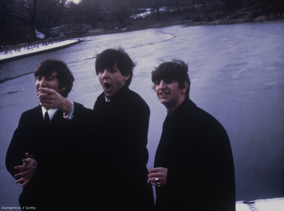 John Lennon, Paul McCartney és Ringo Star lebzsel a Central Parkban 1964-ben. Ringo bagózik is hozzá.