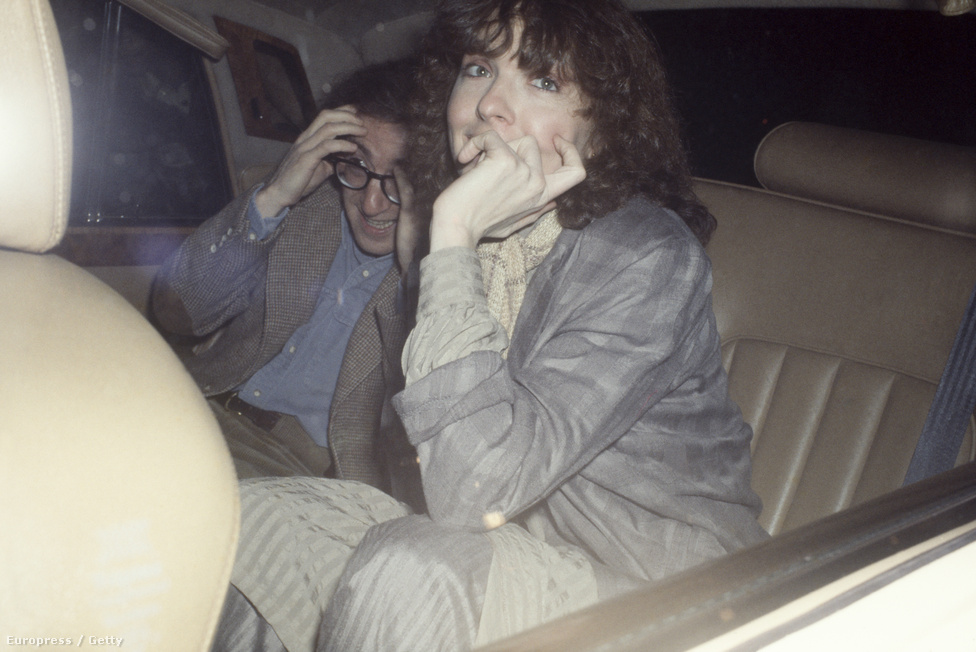 Woody Allen és Diane Keaton egy limuzin hátsó ülésén. Allennek egyértelműen nem tetszik, hogy fotózzák.