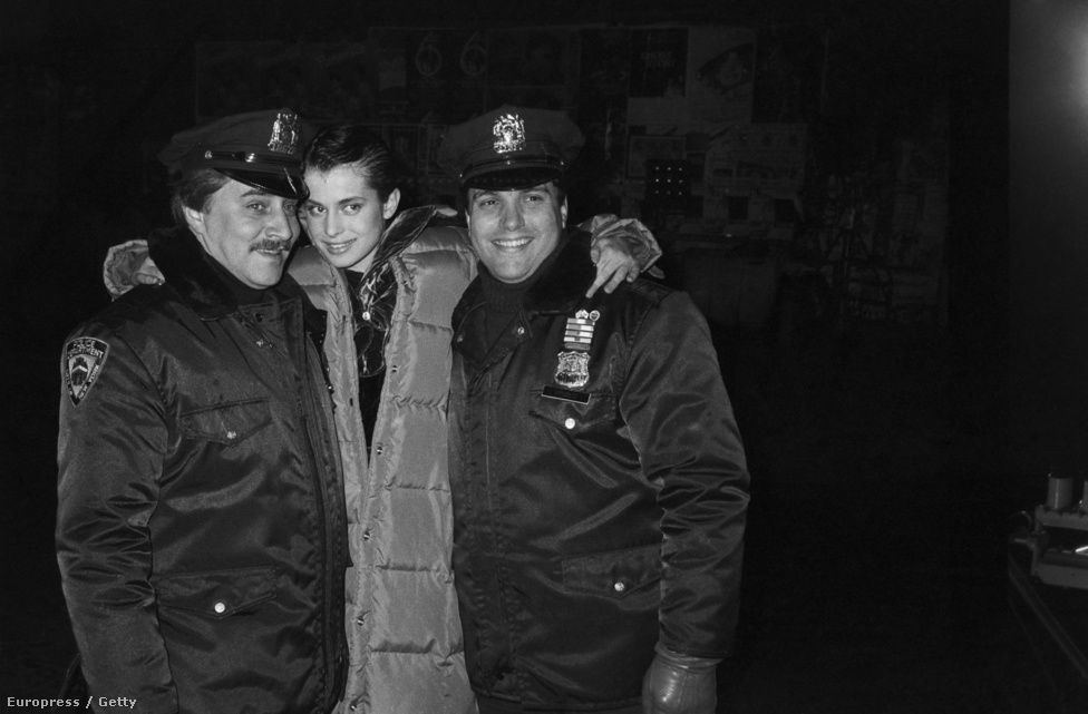 Nastassja Kinski két biztonsági őrrel pózol az éjszakában. Az adatok alapján a kép a hetvenes években készült, úgyhogy Klaus Kinski lánya még nem múlhatott el 19.