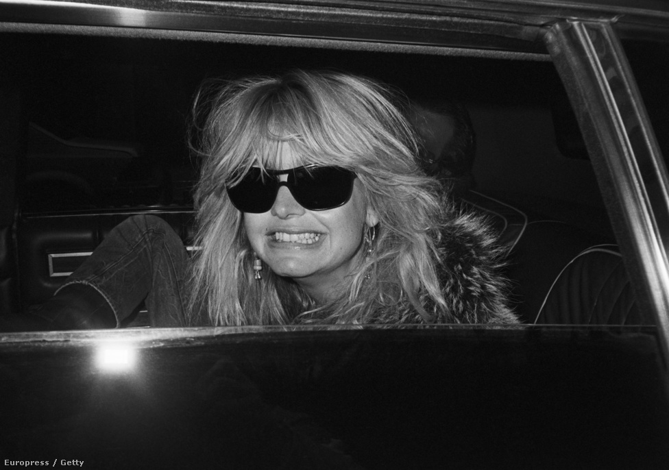 Goldie Hawn vicsorog egy limuzin ablakából.