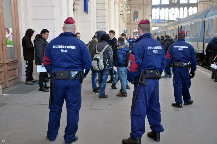 Rendőrök intézkednek a Keleti pályaudvaron feltartóztatott koszovói bevándorlókkal szemben 2015. február 7-én.
