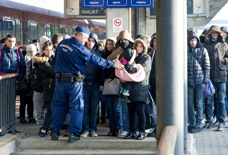 Koszovói határsértők a győri vasútállomáson 2015. február 2-án