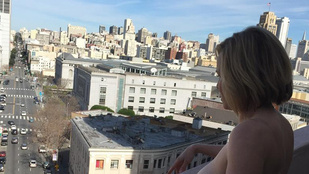 Chelsea Handler párkányra helyezte a melleit