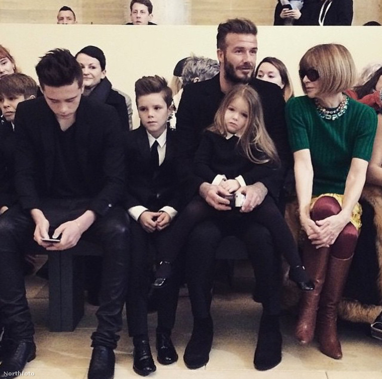A család mellett Anna Wintour, a Vogue legendás főszerkesztője ül