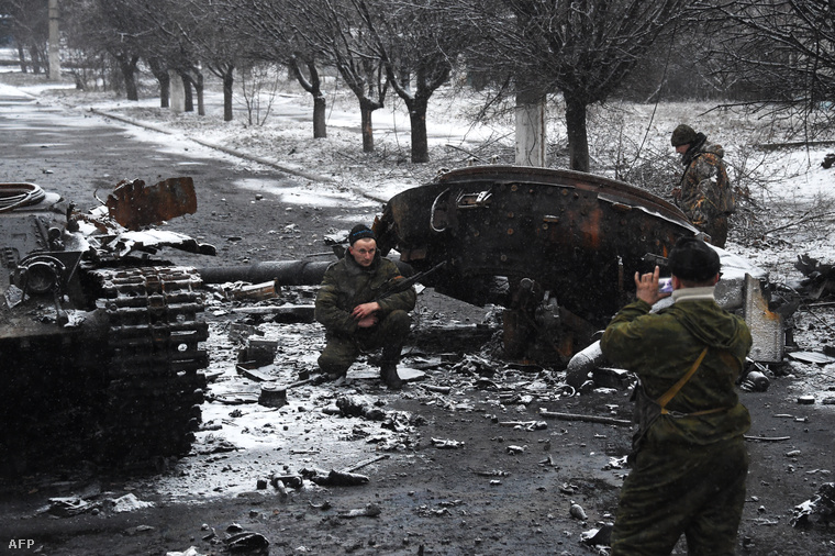 Oroszpárti szeparatisták fényképezkednek egy ukrán tank roncsaival Debalcevónál
