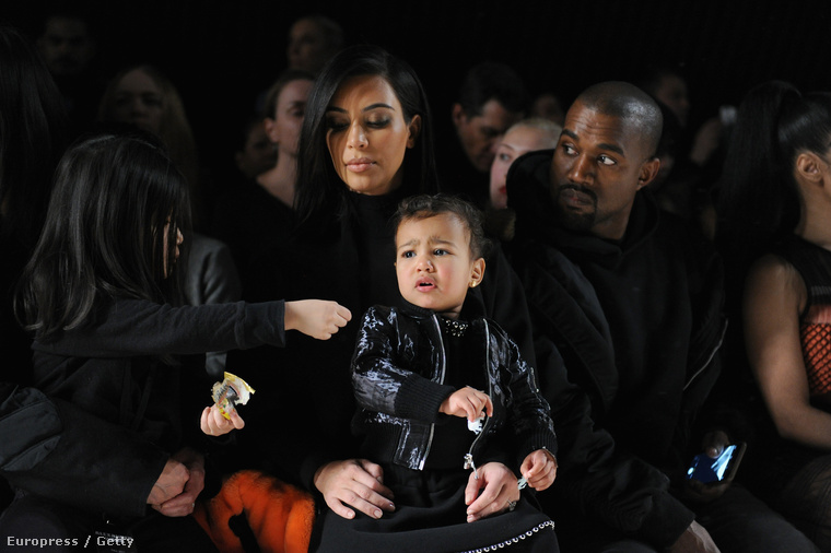 Ugyanezen az Alexander Wang divatbemutatón hisztizett Kim Kardashian lánya
