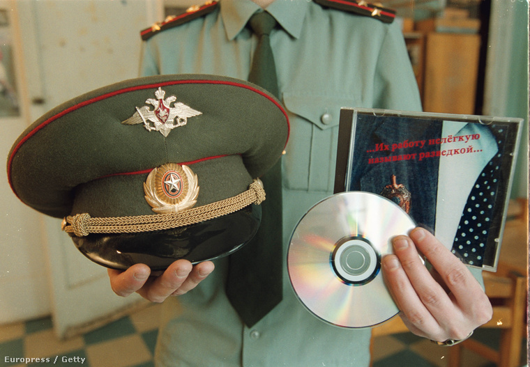 Orosz kémek kedvenc dalaiból készített válogatás CD egy hidegháborús múzeumban.