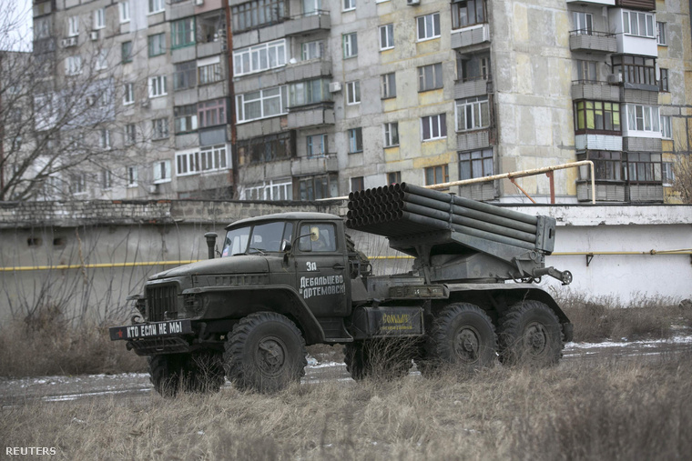 Orosz szeparatisták Grad-rakétaállása egy donyecki lakótelep mellett.