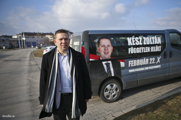 Kész Zoltán a kampánybusza mellett