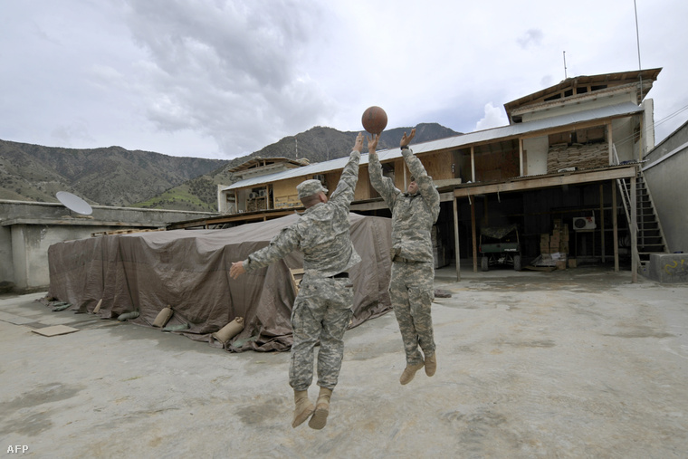 Amerikai katonák kosárlabdáznak Afganisztánban