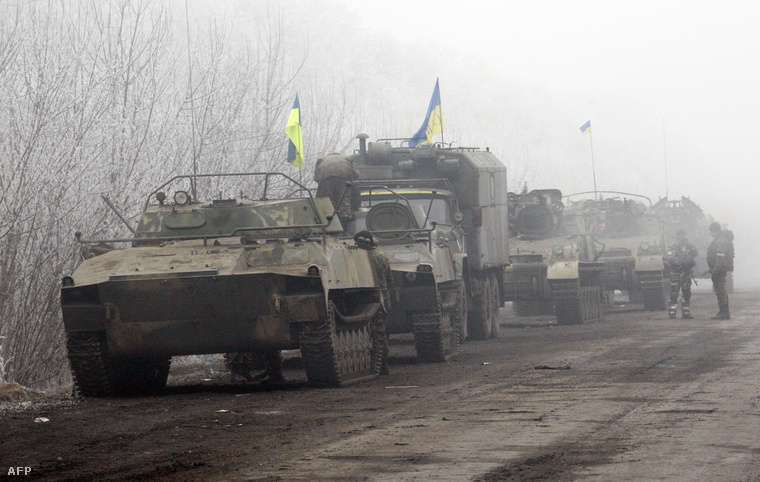 Kivonuló ukrán harckocsik Debalcevénél.