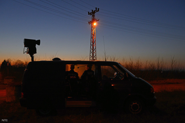 Német rendőrök mobil hőkamerával figyelik a terepet a szerb-magyar határ közelében 2015. február 13-án.