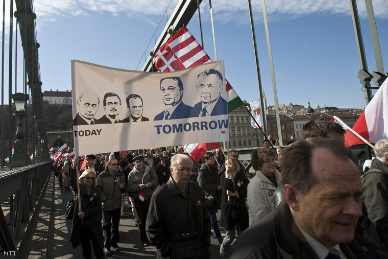 2012-ben még ilyen zászlóval meneteltek a Budapestre hívott lengyelek március 15-én.