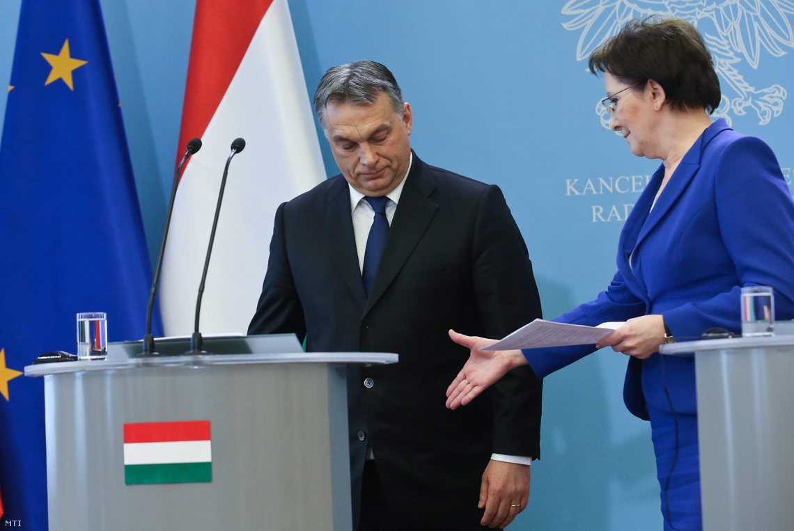 Ewa Kopacz lengyel kormányfő (j) és Orbán Viktor Varsóban.