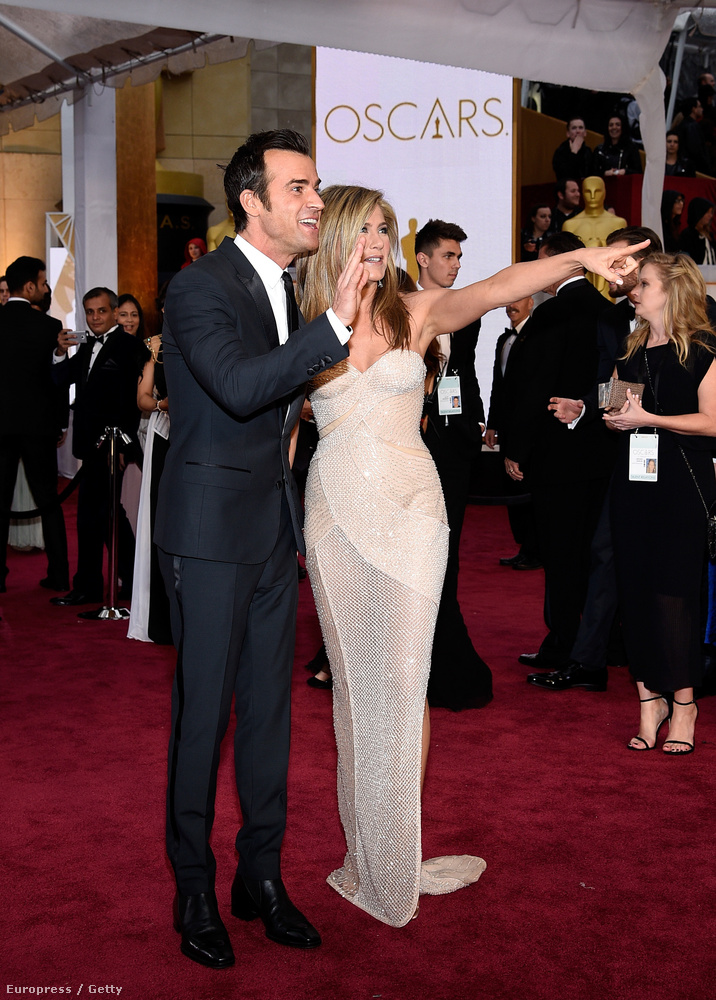 Justin Theroux és Jennifer Aniston meglátott egy ismerőst a vörös szőnyegről