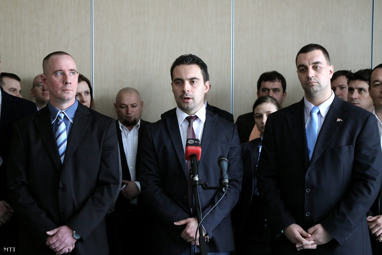 Középen Vona Gábor a Jobbik elnöke mellette jobbra Dobó Zoltán polgármester balra Rig Lajos a tapolcai időközi választáson a Jobbik országgyűlési képviselőjelöltje a jelöltet bemutató sajtótájékoztatón.