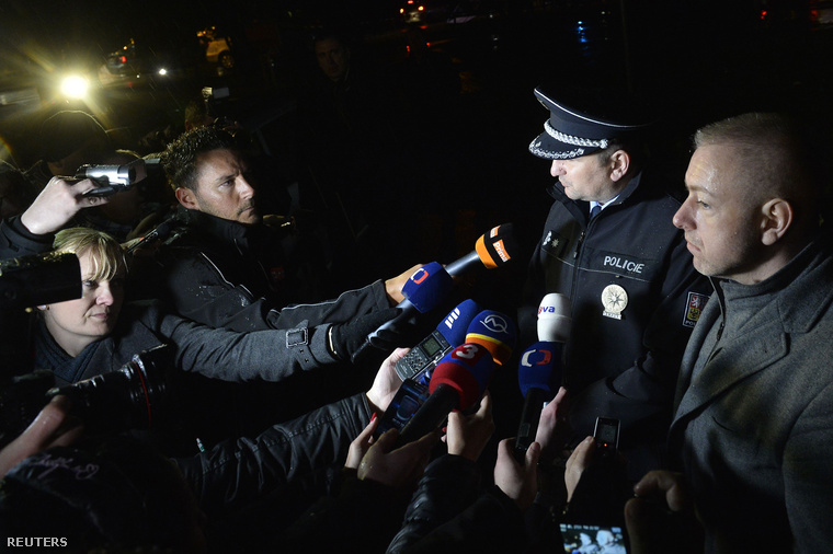 A cseh rendőrfőkapitány Toma Tuhy és belügyminiszter, Milan Chovanec nyilatkoznak a sajtónak a lövöldözés helyszínén