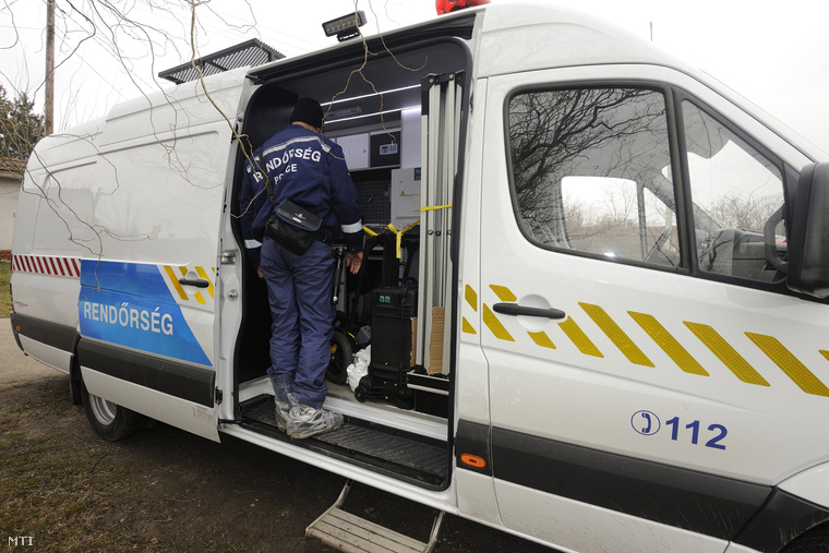 A Bűnügyi Szakértői és Kutatóintézet központi szemlebizottságának helyszínelő busza Szeged-Kiskundorozsmán a Vásártér soron ahol 2015. február 24-én este megtalálták egy 37 éves budapesti férfi holttestét.