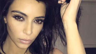 Így nyalogatja Kim Kardashian Kanye Westet otthon