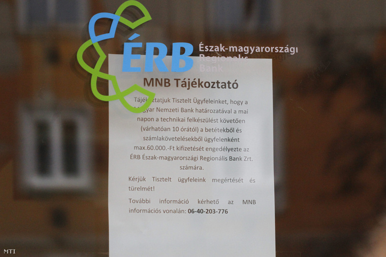 Tájékoztató felirat a Tokaj és Vidéke Takarékszövetkezet bezárt miskolci fiókja bejáratán 2015. február 26-án.