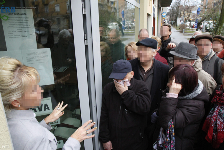 Tömeg a Tokaj és Vidéke Takarékszövetkezet miskolci fiókja előtt 2015. február 26-án.